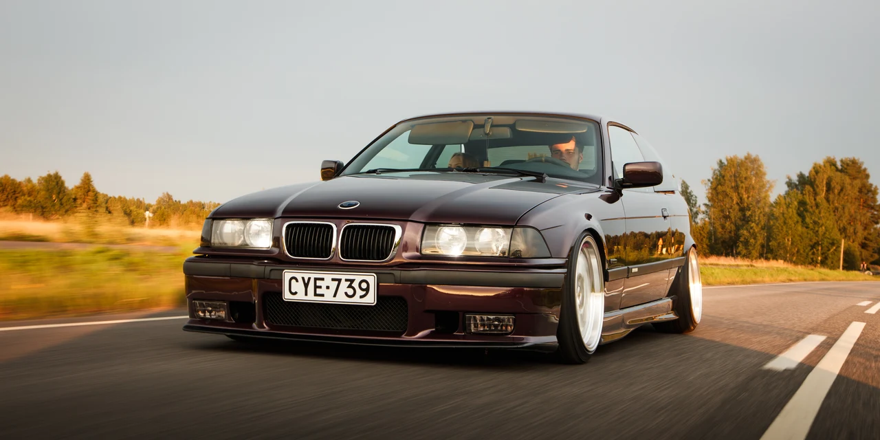 BMW E36 iltavalossa ajossa