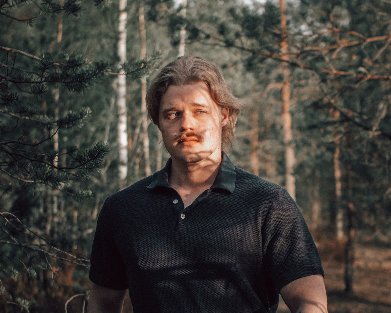Miehen muotokuva metsässä